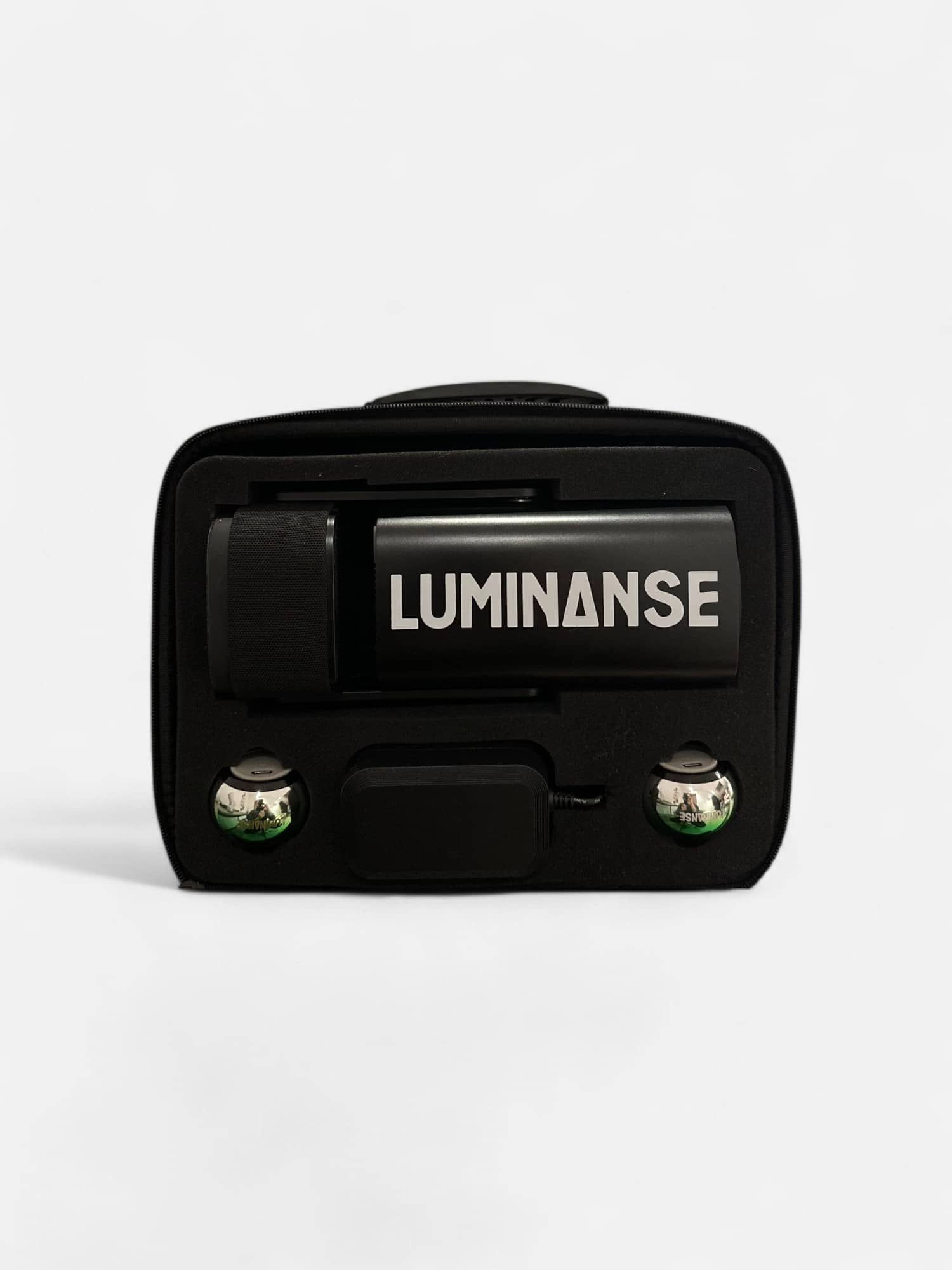 Housse fermée de face sur fond blanc avec la marque Luminanse sur le projecteur noir et les baffles portables verts