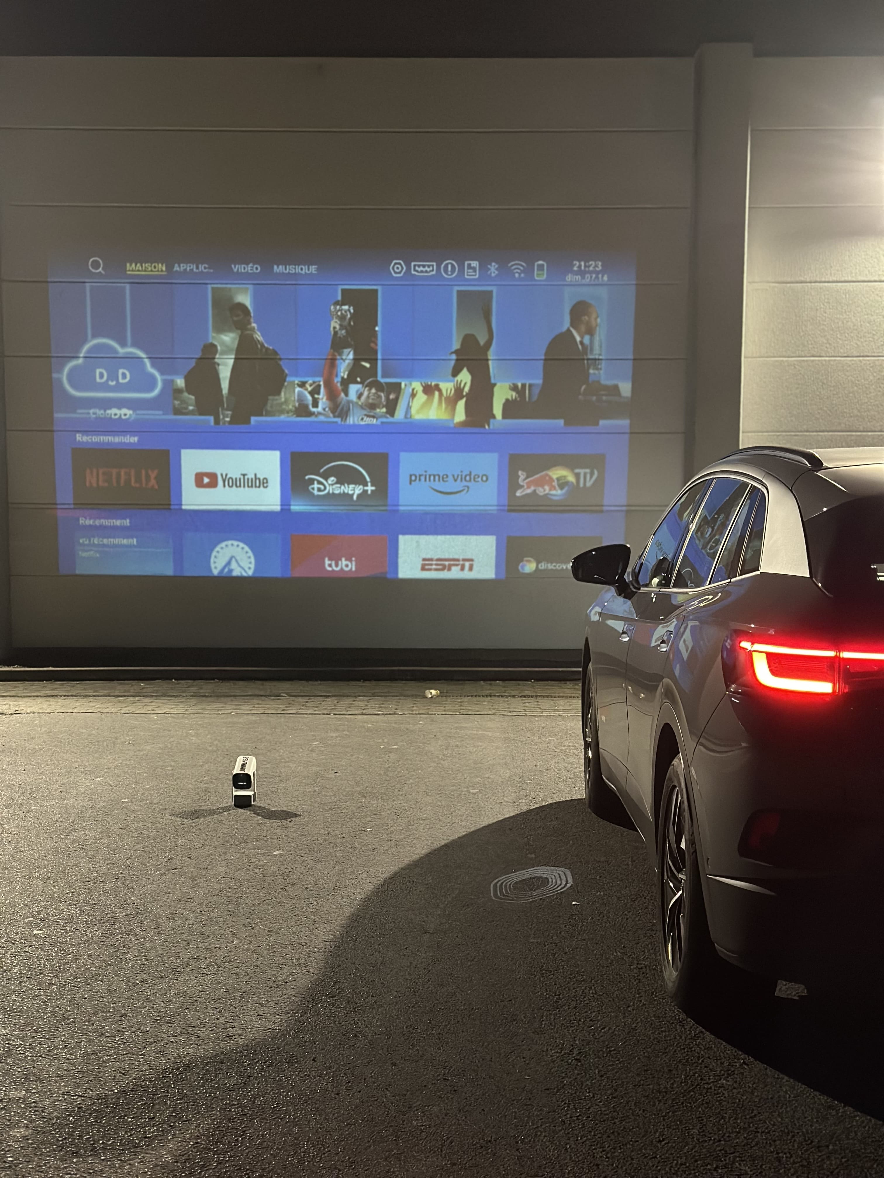 Voiture avec projection exterieure sur le mur en pleine nuit